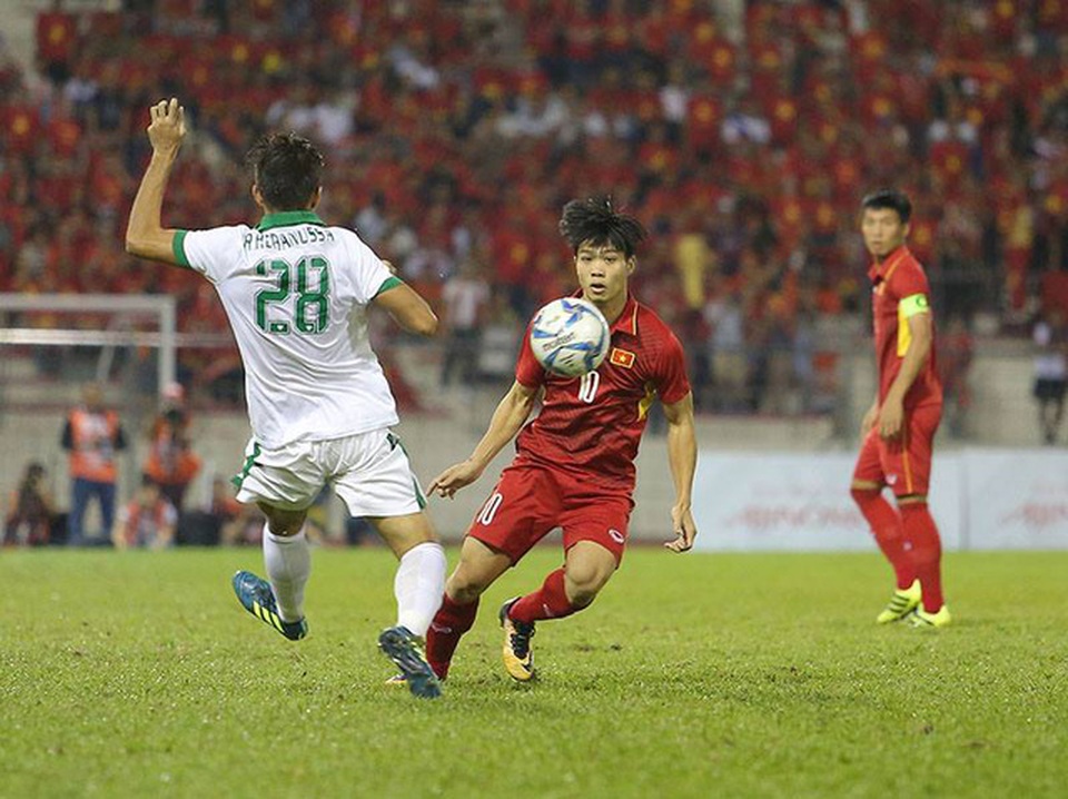 U22 Việt Nam 0-0 U22 Indonesia: Chia điểm đáng tiếc - 10
Công Phương (giữa) lao vào tranh bóng với cầu thủ U22 Indonesia, ảnh: Q.H