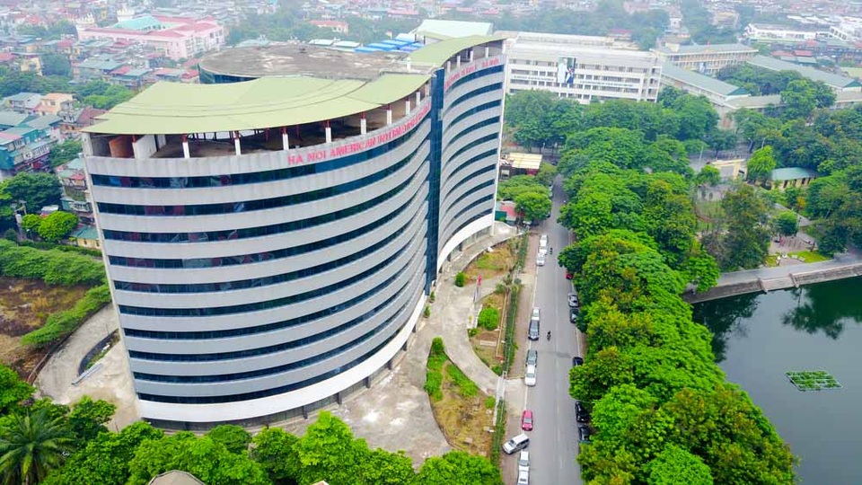 Bệnh viện 5 sao bỏ hoang trên "đất vàng" ở Hà Nội - 1
Bệnh viện quốc tế Hoa Kỳ (Hà Nội) được cấp phép đầu tư năm 1997 với tổng vốn 50 triệu USD do một tập đoàn Mỹ làm chủ đầu tư. Dự án nằm ở ngày vị trí đắc địa khu vực trung tâm quận Cầu Giấy, Hà Nội.