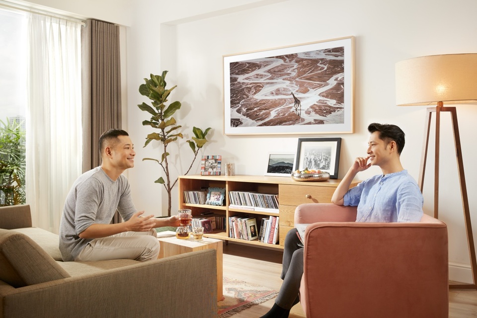 Khám phá nét đặc biệt trong phòng khách của người nổi tiếng - 2 Không gian trở nên sinh động hơn hẳn với sự xuất hiện của The Frame – TV Khung Tranh