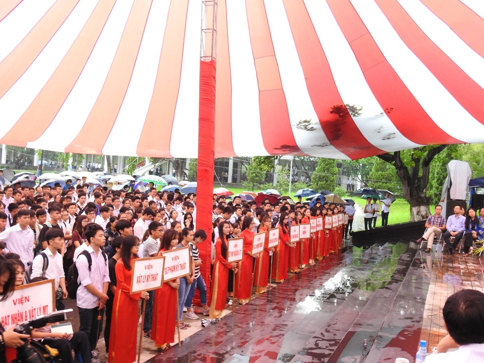 Bộ trưởng Phùng Xuân Nhạ: “Tân sinh viên hãy trau dồi tính nhân văn, kỹ năng sống” - 2 Hơn 6.000 tân sinh viên nhập học.