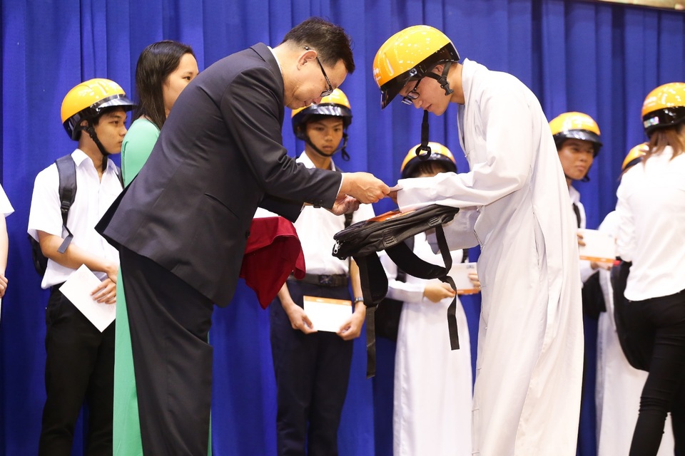 Công ty 4 Oranges dành hơn 1 tỷ đồng trao tặng học bổng cho học sinh hiếu học tỉnh Long An năm 2017 - 2 Đại diện của Công ty 4 Oranges Co., Ltd lên trao học bổng cho các học sinh có kết quả học tập xuất sắc tại tỉnh Long An.