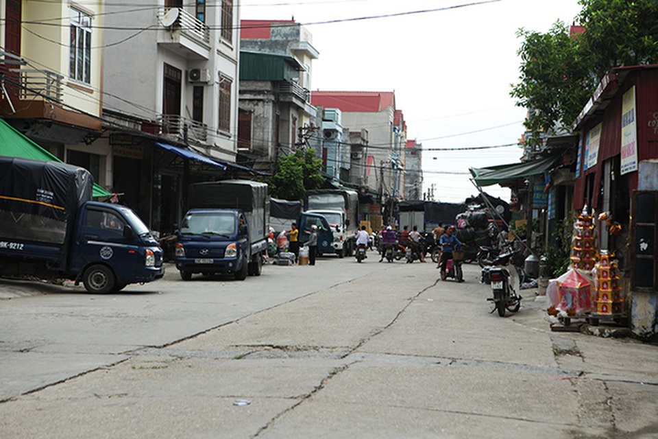 "Xế hộp, iPhone" ế ẩm, thời trang địa phủ thăng hoa tháng "cô hồn" - 1
Phố Hồ (xã Song Hồ, Thuận Thành, Bắc Ninh) nhiều năm nay là trung tâm buôn bán vàng mã rất nhộn nhịp. Các tiểu thương khắp miền Bắc đổ về đây lấy hàng