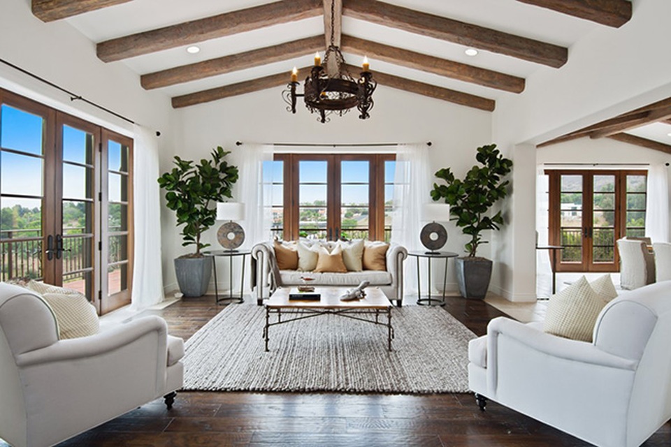 Choáng ngợp với biệt thự cổ nằm giữa vườn nho có giá tới 284 tỷ - 3 Căn nhà có trần cao và những khung cửa trải xuống sát sàn.