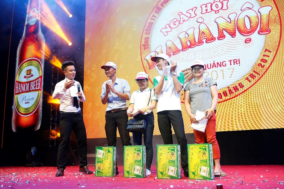 Người dân Quảng Trị háo hức hẹn nhau tới Ngày hội Bia Hà Nội - 2 Ông Hoàng Đức Trung, 39 tuổi, người dân tại Quảng Trị hào hứng cho biết: “Chưa bao giờ người dân Quảng Trị được “sảng khoái” như hôm nay. Kể từ lúc ban tổ chức thông báo sẽ mang Ngày hội Bia Hà Nội về Quảng Trị, chúng tôi đã nhanh chóng “săn” vé để cùng nhau đến tham dự. Quả thực, đây không chỉ là ngày hội uống bia, đây còn là nét văn hóa, là dịp để anh chị em người thân, bạn bè chúng tôi ngồi lại bên nhau, gắn kết tình thân, tình đồng chí.”