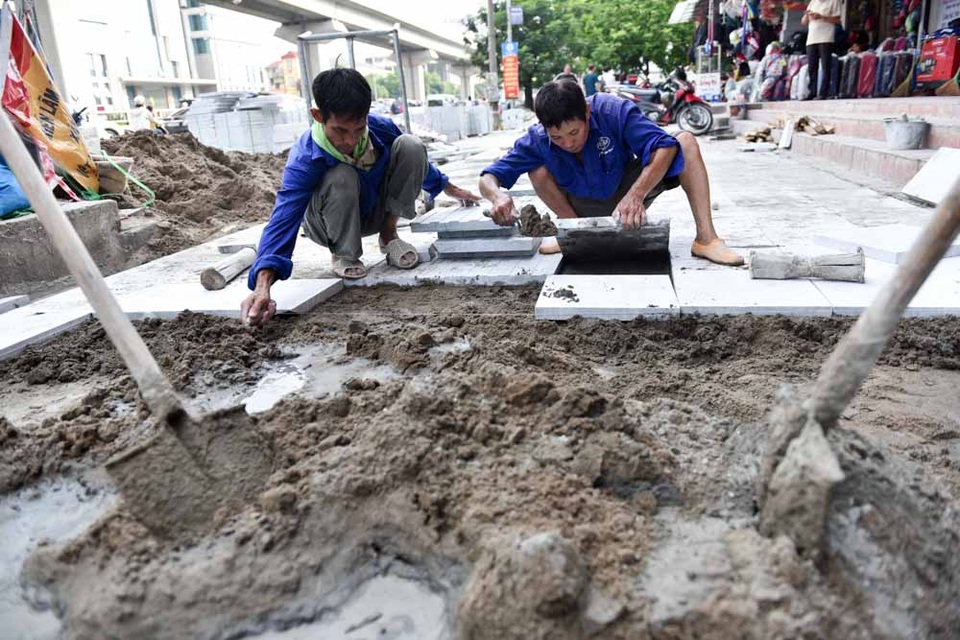 Hà Nội lát vỉa hè bằng đá truyền thống tuổi thọ 70 năm - 1
Thời gian gần đây, tuyến phố Nguyễn Trãi (quận Thanh Xuân, Hà Nội) được cải tạo, trong đó vỉa hè được lát đá tự nhiên thay vì gạch như trước đây.