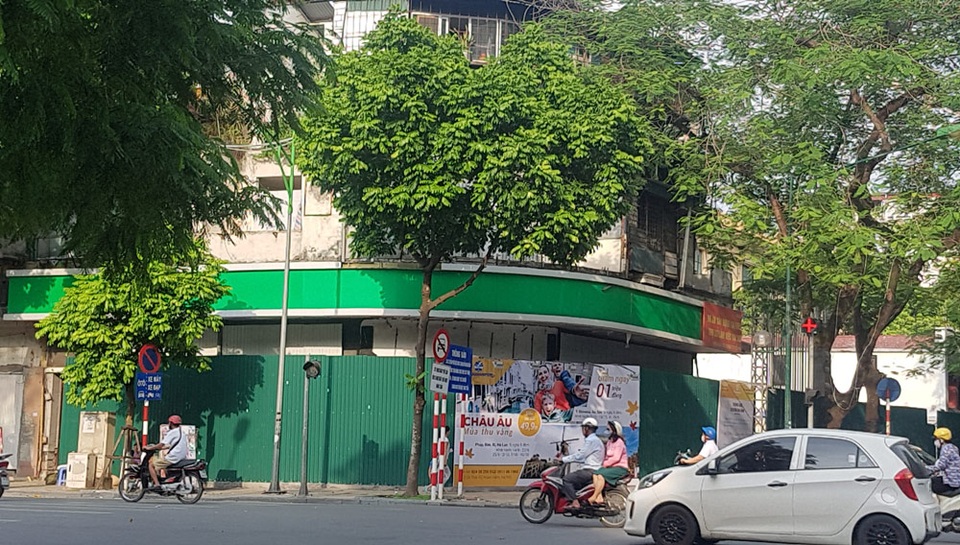 Dự án đất vàng "chết dí" giữa Thủ đô: Đề xuất cưỡng chế - 3
Khu đất ở vị trí đất vàng, hai mặt tiếp giáp với hai tuyến phố đẹp nhất Hà Nội là Lý Thường Kiệt - Hàng Bài