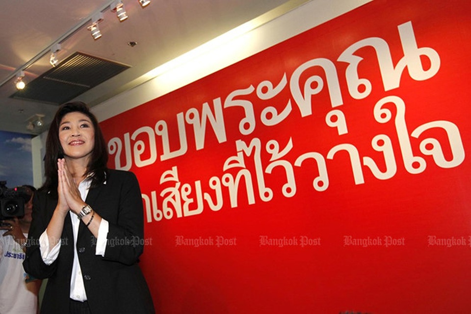 Yingluck Shinawatra: Người liên tục khiến chính trường Thái Lan "dậy sóng" - 3
Bà Yingluck cảm ơn những người ủng hộ tại trụ sở đảng Pheu Thai vào ngày 4/7/2011. Ảnh: Bangkok Post