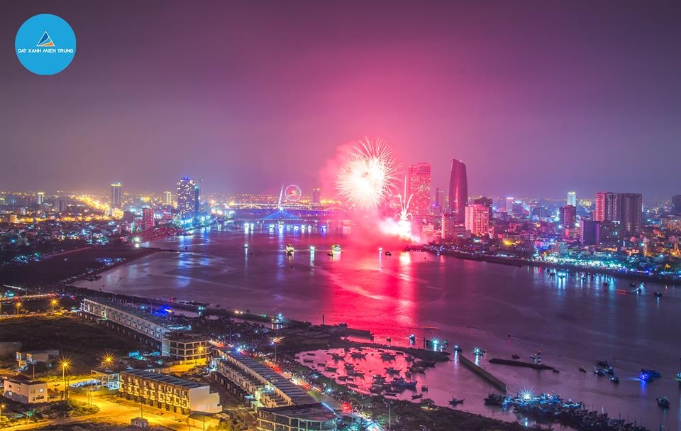 Marina Complex – Không chỉ là vượt tiến độ bàn giao và sáng đèn tại mỗi căn nhà phố - 2
Marina Complex sáng đèn khi đêm đến với góc nhìn lý tưởng về sông Hàn và trung tâm thành phố Đà Nẵng (hình ảnh dự án tại Lễ hội bắn pháo hoa quốc tế tháng 6/2017)