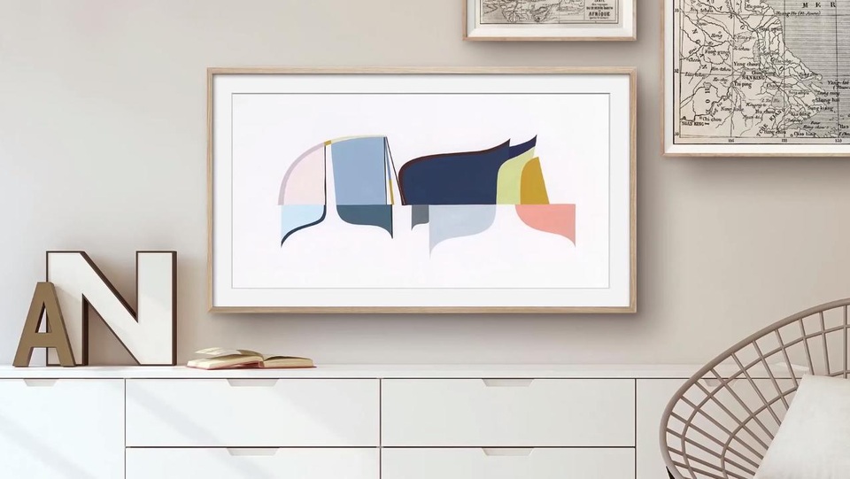 
Thay cho một chiếc TV đen vô thức, nhàm chán, một chiếc tivi với thiết kế đầy chất nghệ thuật đã “đánh lừa” thị giác người xem một cách ngoạn mục và đầy thỏa mãn
