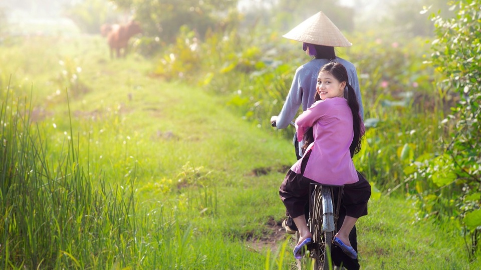 Mùa Vu Lan lắng nghe MV “Mẹ” của giọng ca nhí Võ Khánh Ngọc - 2 Võ Khánh Ngọc bật mí: “Đây là ca khúc khiến con bật khóc ngay từ trong phòng thu. Đến khi trực tiếp quay MV và thể hiện vai diễn của mình, con đã có những cảm xúc chân thật và nỗi xúc động rất lớn. Con hy vọng khán giả cũng sẽ dành nhiều tình cảm và đón nhận món quà ý nghĩa này”.