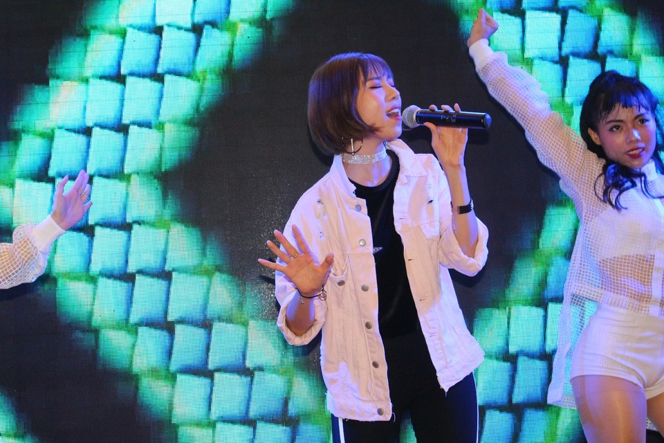 Người hâm mộ xếp hàng nhiều giờ đồng hồ để được “đua xe” cùng Min - 2