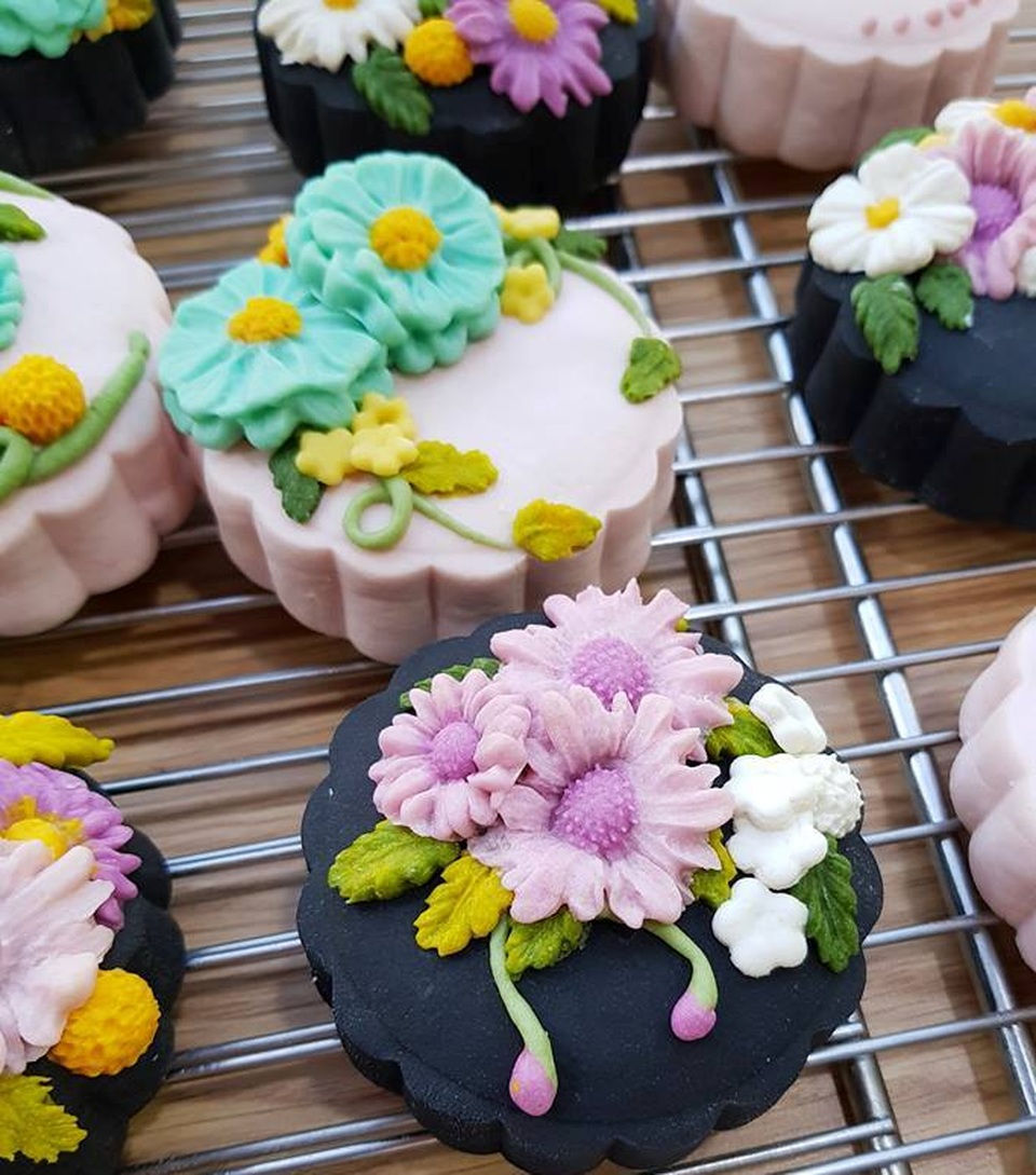 "Đặt gạch" chờ 45 ngày mua bánh trung thu handmade - 3
Ngoài ra bánh còn rất đa dạng về mẫu mã, kiểu dáng