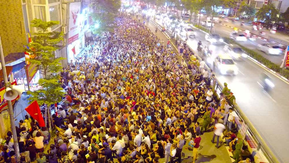 Hà Nội: Hàng nghìn người ngồi kín lòng đường dự lễ Vu Lan - 2
Đến hơn 18h, số người tới dự lễ đã lên tới hàng nghìn, ngồi tràn ra lòng đường Tây Sơn phía trước chùa.