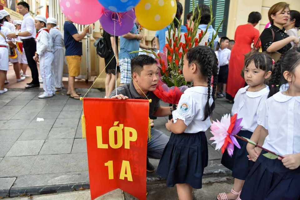 Bỡ ngỡ ngày tựu trường đầu tiên trong đời - 2
Trước bước ngoặt cuộc đời của con mình anh Minh (Hoàn Kiếm Hà Nội) không khỏi lo âu. Anh dặn dò khi con gái trước khi bước vào lớp 1.