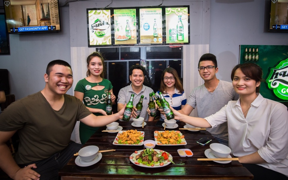 Những phút giây tụ họp sum vầy của người dân nơi đây đều không thể thiếu chai bia Huda đậm đà, thơm ngon chuẩn vị “Đậm tình miền Trung”