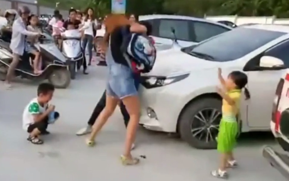 Đưa con đi khai giảng, hai mẹ “choảng” nhau trước trường học - 1
Hai bà mẹ đấm nhau trong khi con của họ khóc thét bên cạnh
