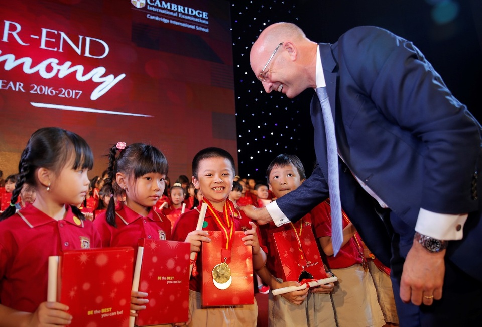 VAS và hành trình 14 năm xây dựng thương hiệu giáo dục nhân văn - 2 Ông Marcel van Miert là người thường xuyên truyền cảm hứng cho học sinh ở những thời điểm quan trọng của năm học.