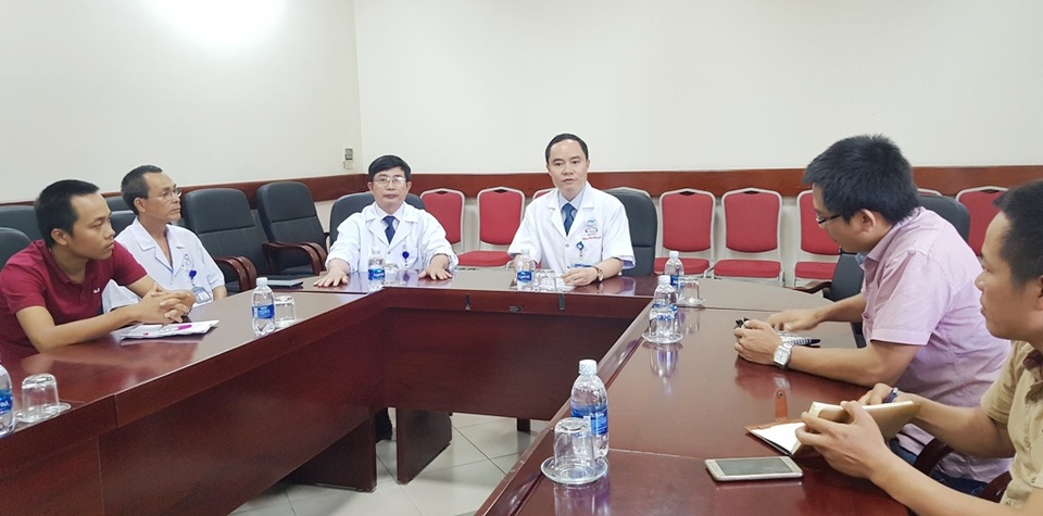 Tạm ngưng công tác 2 ê-kip trực liên quan thai nhi 32 tuần chết lưu - 3 Ông Phạm Như Vĩnh Tuyên, Phó Trưởng phòng Kế hoạch – Tổng hợp, Bệnh viện Trung ương Huế (giữa) làm việc với báo chí và người nhà bệnh nhân