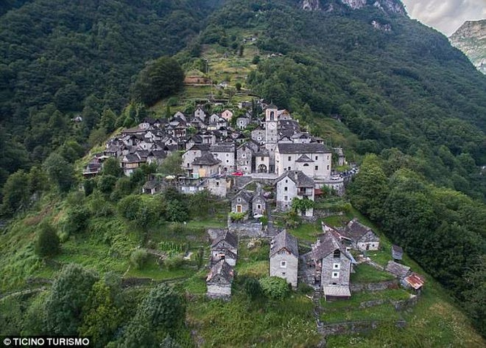 Ngôi làng Thụy Sĩ khốn khổ vì không có trẻ em - 2
Làng Corippo nhìn từ trên cao.