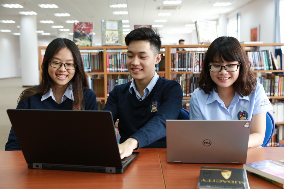 Tấm vé vào các trường đại học danh tiếng thế giới - 2 Một tiết tự nghiên cứu của học sinh khối 12 và 13 tại thư viện trường BIS Hà Nội.
