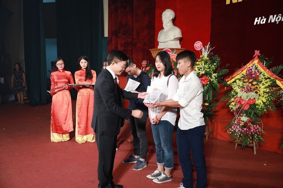 Trường Đại học Thủy lợi trao học bổng hơn nửa tỷ đồng cho tân sinh viên - 2
GS.TS Nguyễn Quang Kim trao học bổng cho sinh viên có thành tích xuất sắc