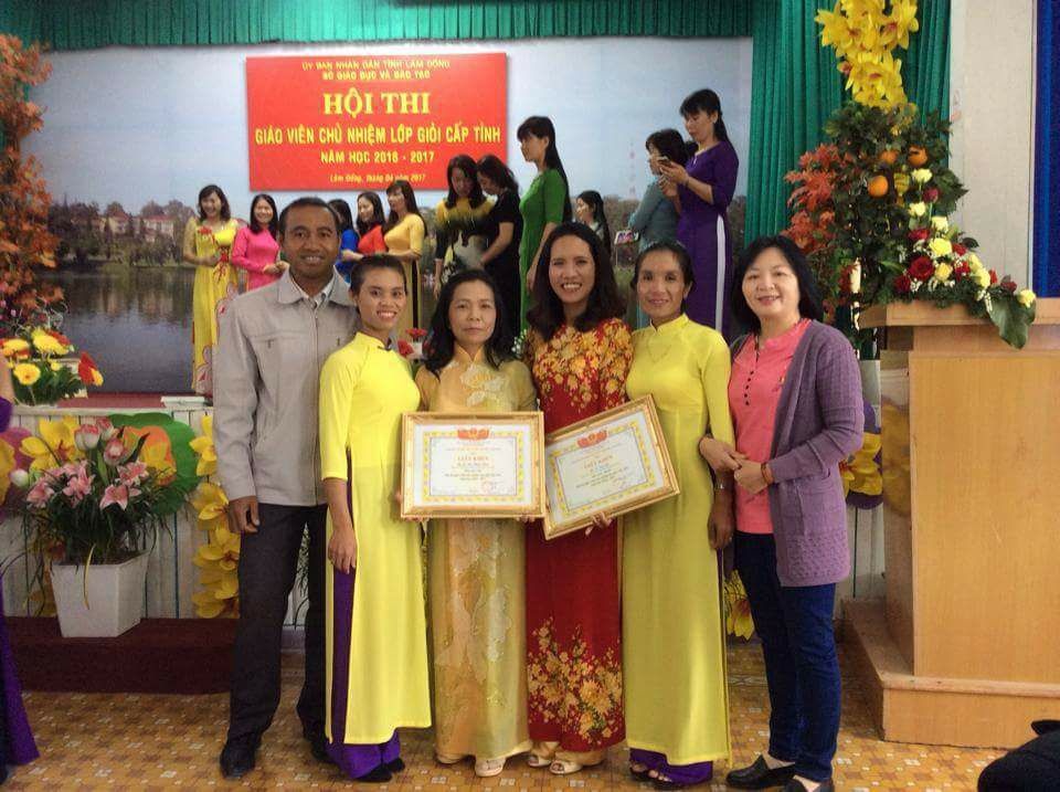 Chàng trai người K'Ho đầu tiên du học và nhận bằng tiến sĩ quốc tế - 2
Sau khi tốt nghiệp Khoa Lịch sử - ĐH Sư phạm Huế, Cil Duin trở thành giáo viên “gieo” ánh sáng tri thức cho quê hương nghèo.