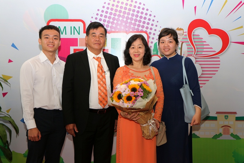 Sinh viên khoa Y, Đại học Tân Tạo ráo riết chuẩn bị cho kỳ thi lấy Chứng chỉ hành nghề Y tại Mỹ - 2 Vợ chồng bác sĩ Nguyễn Thị Lệ Nga, công tác tại Bệnh viện Bình Dân dự sự kiện ngày 5/9 cùng hai con Dương Trâm Anh và Dương Phúc Hải hiện đang học YK3, TTU.