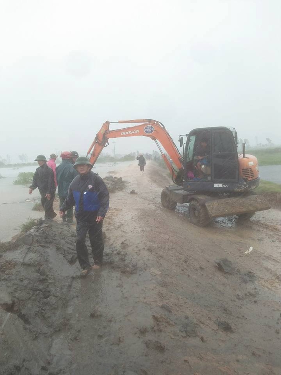 Nước biển dâng cao đột ngột, nhiều vùng ngập nặng - 4
Đắp đất gia cố đê