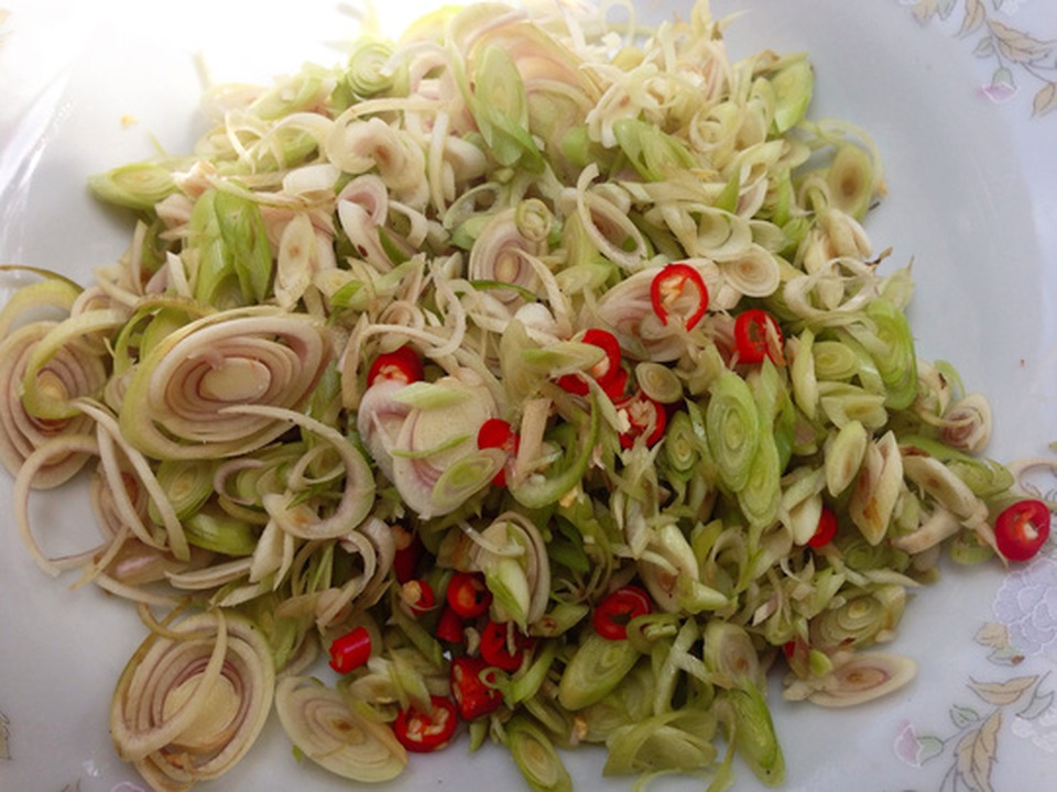 Hao cơm với cá chạch kho sả nghệ - 3
Sả, ớt