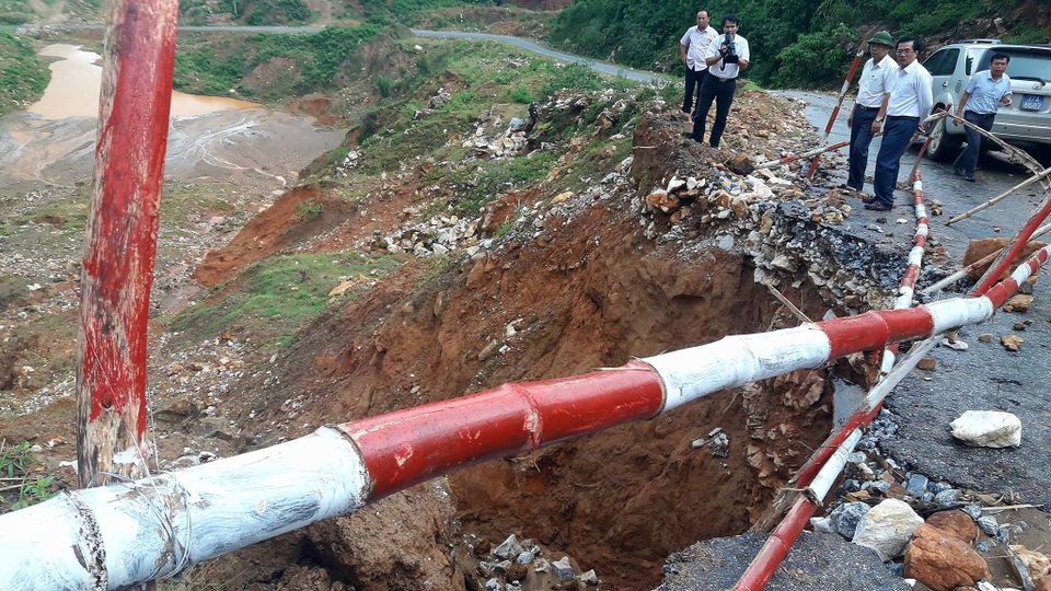 Thủ tướng về vùng tâm bão chỉ đạo khẩn trương khắc phục hậu quả - 5 Một điểm sạt lở đường ở Quỳ Hợp sau bão số 10.