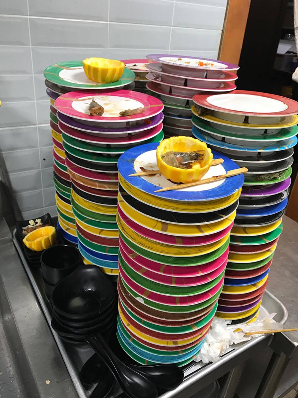 8x thành triệu phú nhờ sáng kiến khi rửa bát thuê - 1 Công việc “rửa bát thuê” cực khổ hàng ngày