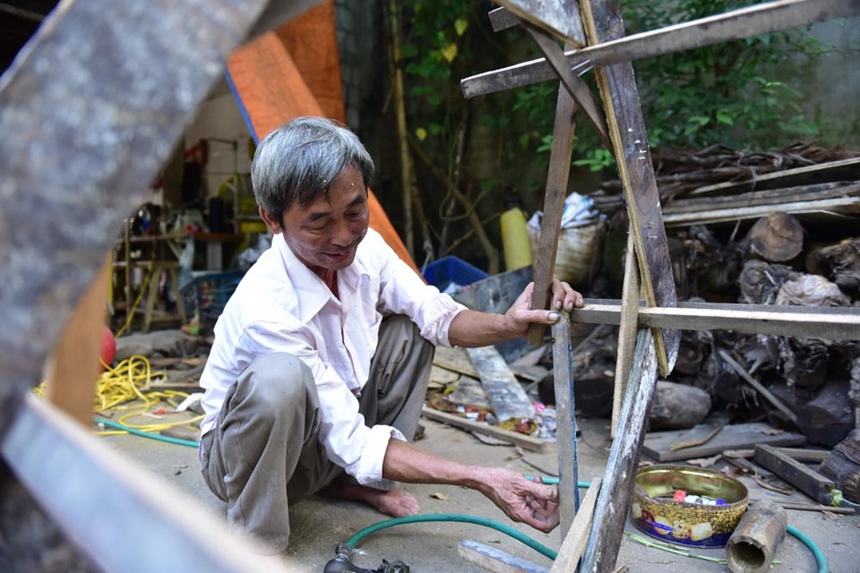 Gặp người đàn ông làm đèn kéo quân "kỷ lục Việt Nam" - 2
Hàng năm, cứ mỗi dịp Trung thu, gia đình ông Sinh lại bận rộn hơn ngày thường khi các đơn hàng đặt đèn kéo quân từ Hà Nội và các tỉnh liên tục đến. Để đáp ứng lượng đặt hàng, ông Sinh làm việc cả ngày.