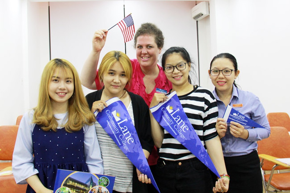 Hội thảo học bổng trường Lane Community College - 2
Cô Carla Andersen, Giám Đốc tuyển sinh quốc tế của Lane Community College