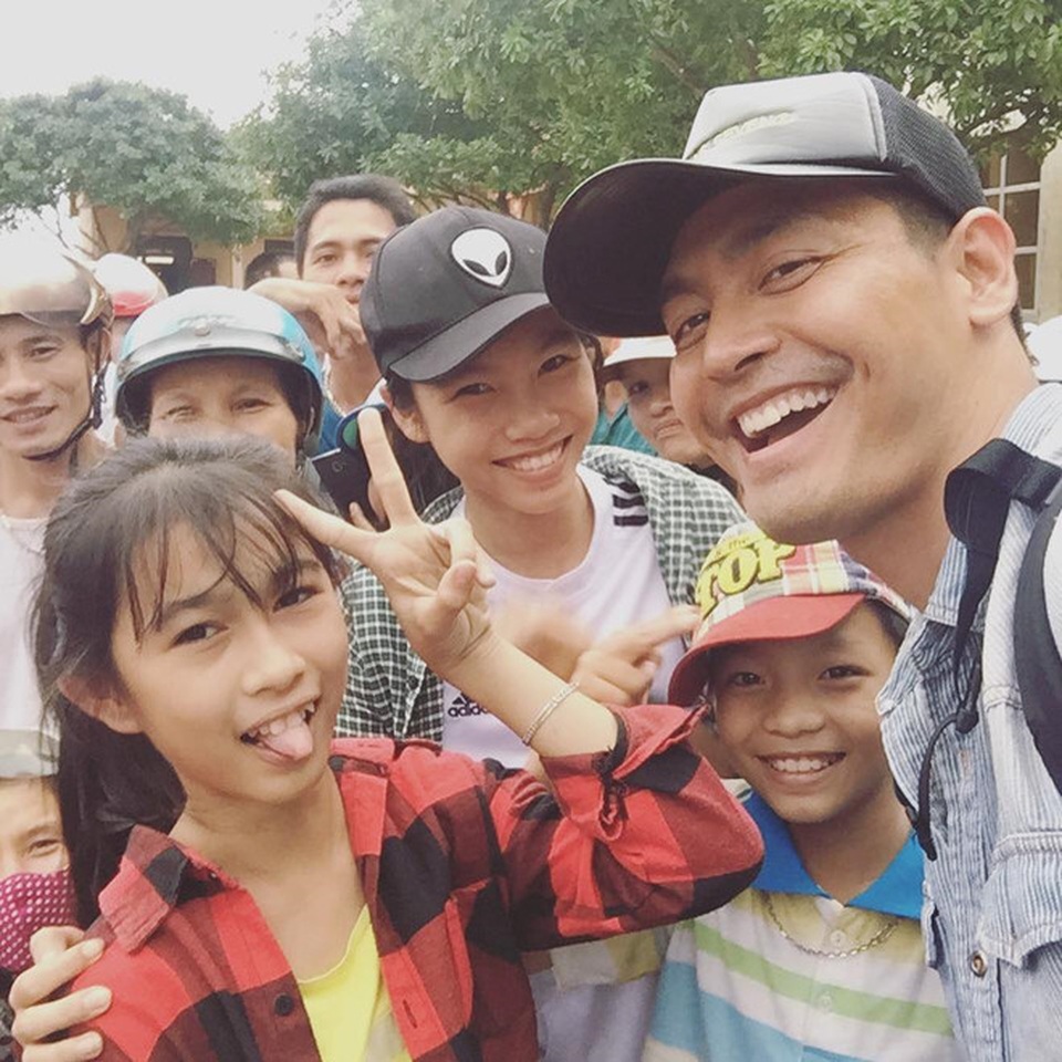 MC Phan Anh nói về việc bị tố ăn chặn tiền từ thiện mua nhà lầu xe hơi - 1 Hình ảnh MC Phan Anh với các em nhỏ ở miền Trung vào năm 2016