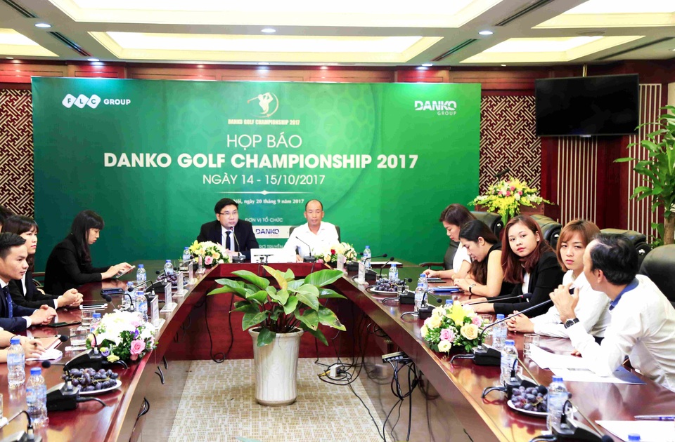 Giải Danko Golf Championship 2017 thu hút gôn thủ với giải thưởng “khủng” - 2 Đại diện Danko và Công ty Quản lý Sân Golf Biscom trả lời câu hỏi của phóng viên