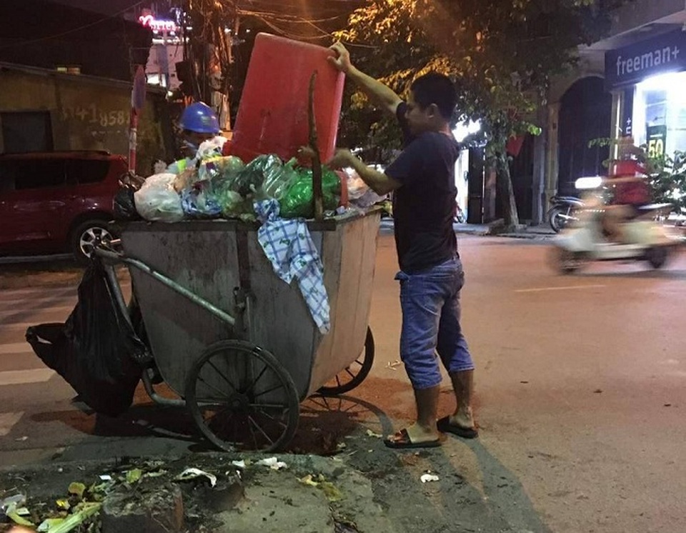 Giây phút hãi hùng ám ảnh nữ lao công trong cơn bão - 2 Giây phút hãi hùng ám ảnh nữ lao công trong cơn bão - 2