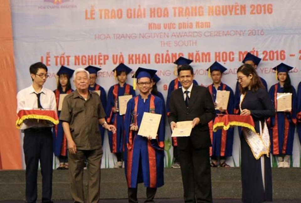 Hoa Trạng Nguyên: Giải thưởng cho những học sinh xuất sắc - 2 Phó hiệu trưởng Đại học Tân Tạo, Thầy Huỳnh Hổ (bên phải) trao giải cho các Hoa Trạng Nguyên mùa thứ 9.