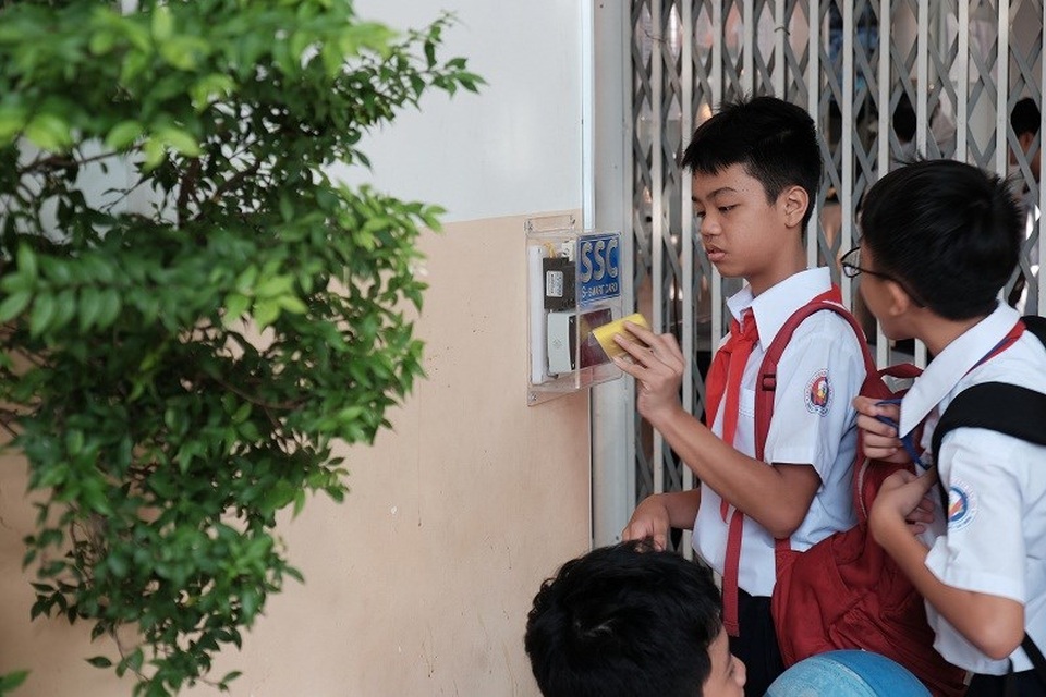 HS tới trường, quẹt thẻ chuyên nghiệp như đi làm - 4
Học sinh quẹt thẻ để điểm danh. (Ảnh: Thanh Tuyền)