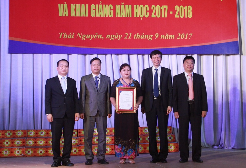 Trường ĐH Sư phạm Thái Nguyên đạt tiêu chuẩn kiểm định chất lượng giáo dục - 1
GS.TS Nguyễn Quý Thanh trao giấy chứng nhận trường đạt tiêu chuẩn chất lượng giáo dục của Bộ GD&ĐT cho Trường ĐH Sư phạm Thái Nguyên