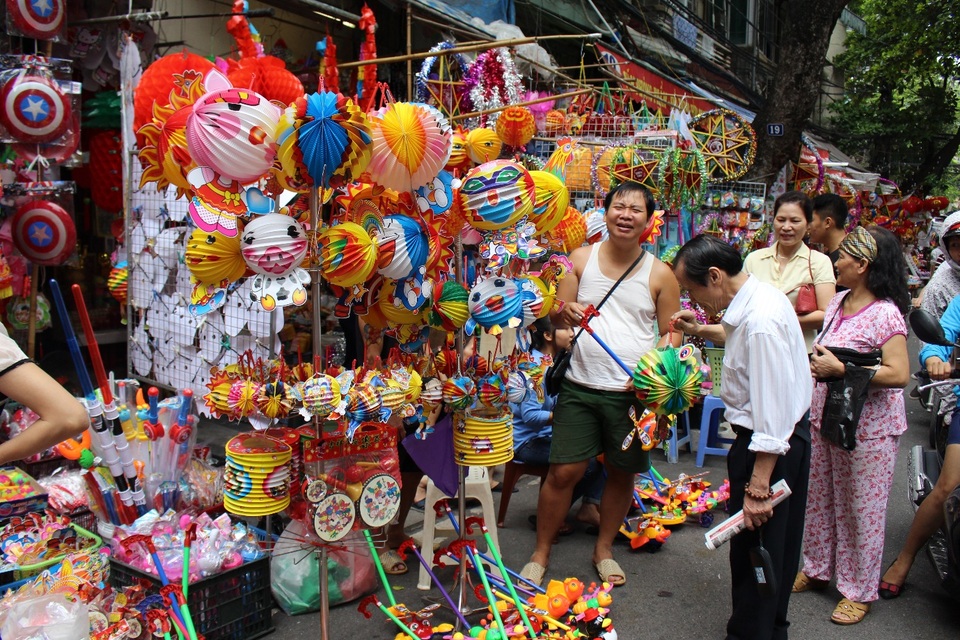 Đa phần, người lớn vẫn muốn mua đồ chơi truyền thống để tặng con, cháu mình trong dịp Tết Trung thu. (Ảnh: Hồng Vân)