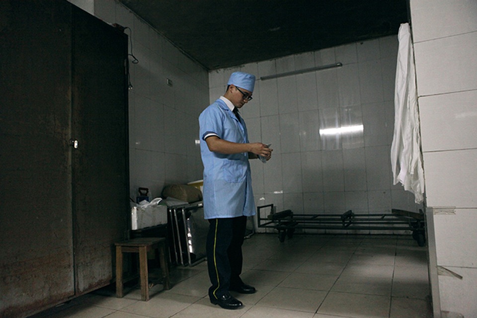 Chàng trai 9X và câu chuyện trang điểm cho hàng trăm tử thi - 1 Có lẽ tôi có duyên với người chết nên không hề sợ hãi khi làm nghề khâm liệm, Tùng chia sẻ.