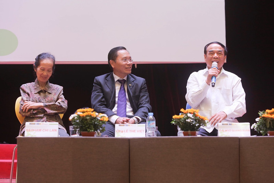 Chuyên gia Phạm Chi Lan: “Sinh viên Việt thiếu nhất sự tự tin giao tiếp” - 2 Ông Ngô Quang Xuân (ngoài cùng bên phải) - nguyên Đại sứ Việt Nam tại Thụy Sĩ nhắn nhủ bạn trẻ trau dồi các kỹ năng giao tiếp, đàm phán, quan hệ đối tác...