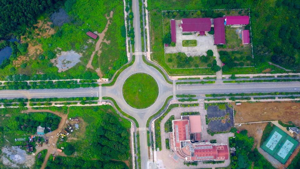 Toàn cảnh công trình khu đô thị đại học hơn 7 nghìn tỷ tại Hà Nội - 2
Ngày 20/12/2003, dự án ĐHQG Hà Nội được khởi công. Theo kế hoạch ban đầu, dự án này được chia làm 2 giai đoạn. Giai đoạn 1 từ năm 2003 đến 2007, giá trị xây dựng là 3.877 tỷ đồng. Giai đoạn 2 từ năm 2008 đến 2015, giá trị xây dựng là 3.898 tỷ đồng. Tuy nhiên đến nay, dự án vẫn chưa hoàn thành.