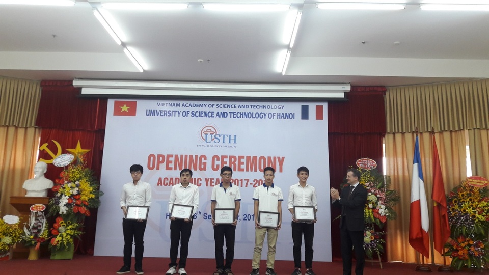 Đại học Việt - Pháp khai giảng năm học mới - 2
Tặng bằng khen cho giảng viên, sinh viên có thành tích xuất sắc năm học vừa qua.