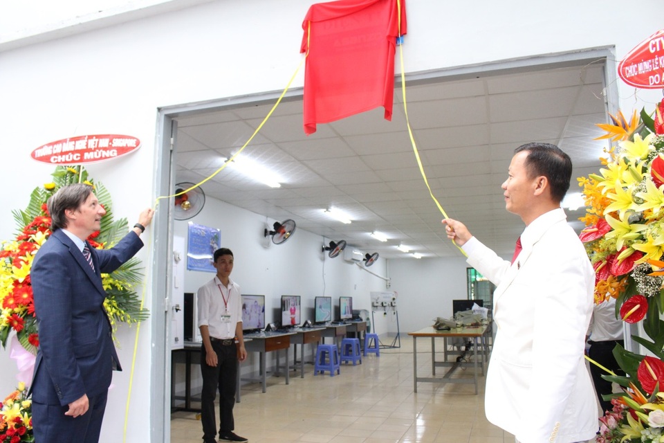 SV ngành điện tử: Nhà trường “khuyến hành”, doanh nghiệp "khuyến tập" - 2 Phòng thực tập Điện tử là mô hình gắn kết giữa doanh nghiệp và nhà trường, hướng tới mục tiêu giáo dục dựa trên 4 chữ Học - Hỏi - Hiểu - Hành.