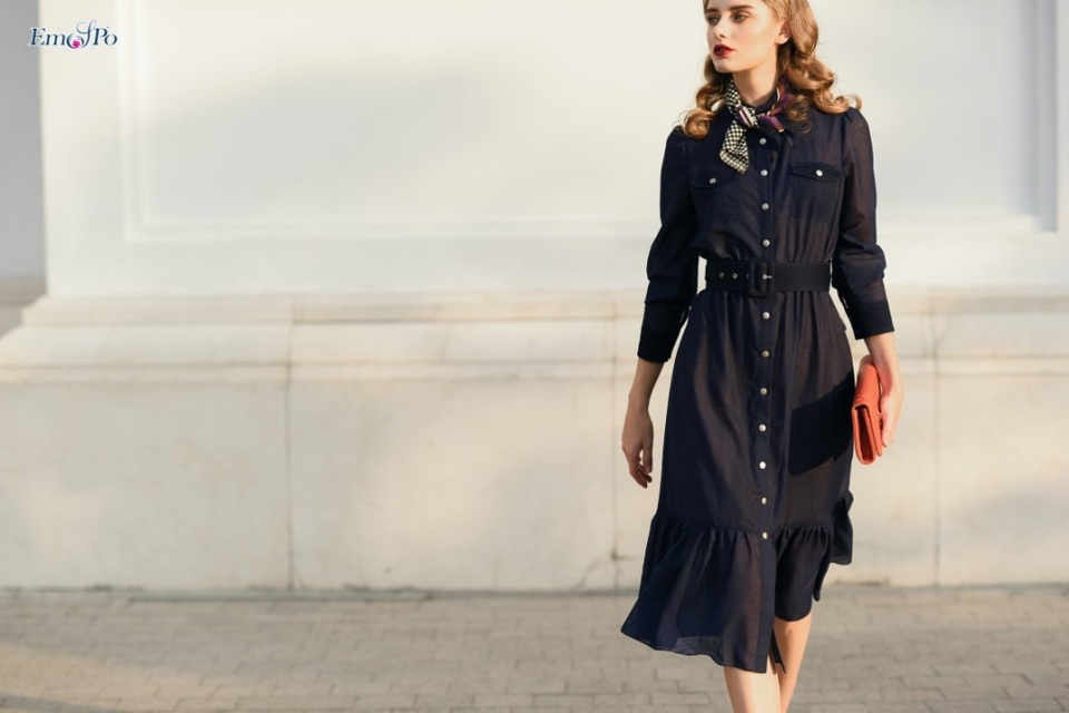 Đẹp quyến rũ với BST Chào Thu của Emspo - 3 Đầm giả sơ mi chất liệu voal xước tạo hiệu ứng xếp lớp pha phối cùng chất liệu Denim kết hợp với điểm nhấn trang trí hàng cúc bấm kim loại dọc thân vừa khỏe khoắn vừa thanh lịch.