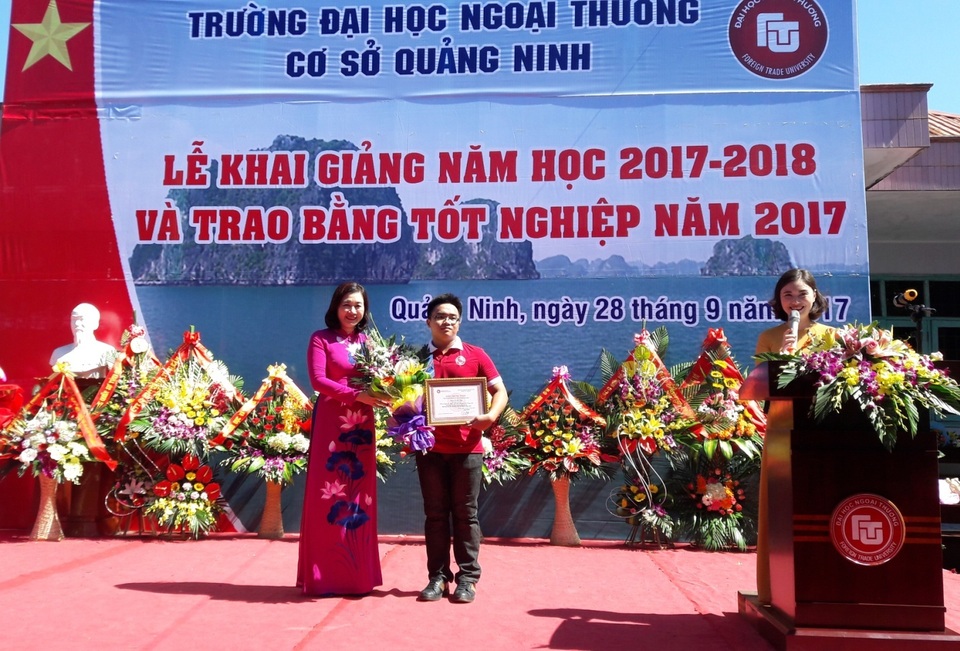Đại học Ngoại thương cơ sở Quảng Ninh khai giảng năm học mới - 2 Đại diện lãnh đạo trường trao phần thưởng 18 triệu đồng cho bạn Nguyễn Minh Công - thủ khoa đầu vào K56 cơ sở Quảng Ninh.