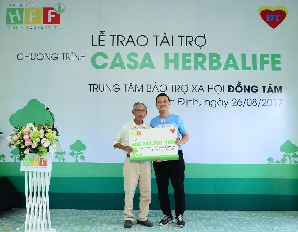 Trẻ cơ nhỡ không chỉ cần cơm no áo ấm - 2
Ông Phạm Tường Huy - Tổng Giám đốc Herbalife Việt Nam (bên phải) trao tài trợ cho Trung tâm BTXH Đồng Tâm