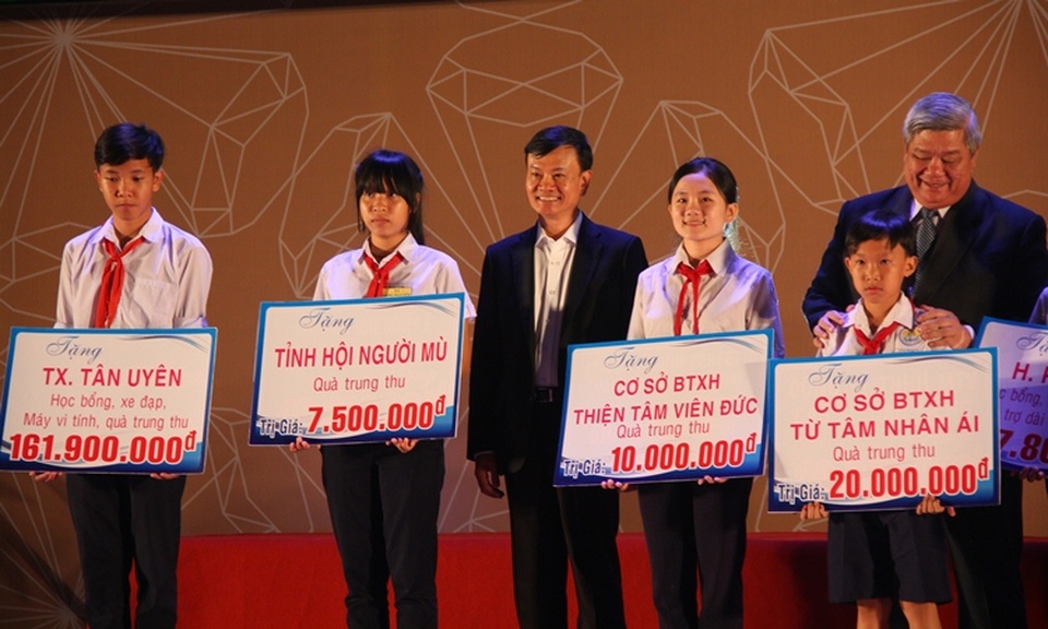 166 suất học bổng đến với học sinh nghèo dịp Tết trung thu - 2 Học bổng là phần quà đầy thiết thực chắp cánh cho các em học sinh đến trường.