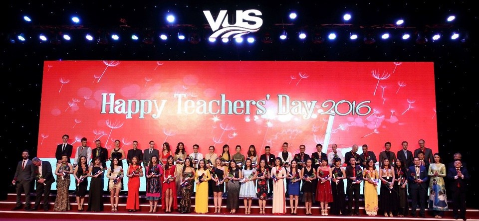 “Tôi từng luyện nghe tiếng Anh đến mức thuộc lòng từng câu chữ” - 2 Thầy giáo Nguyễn Công Hiệu cùng thầy cô của Anh văn Hội Việt Mỹ VUS.